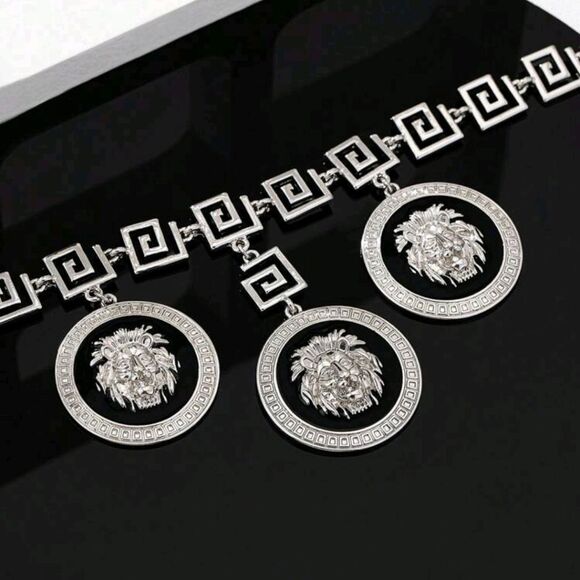 Designer Inspired Black & Silver Lion necklace - Picture 3 of 5